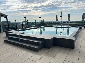 1021 N Garfield St, Unit 114 in Arlington, VA - Foto de edificio - Building Photo