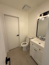 22137 Burbank Blvd in Woodland Hills, CA - Building Photo - Building Photo
