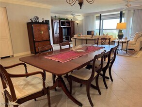 6075 Pelican Bay Blvd in Naples, FL - Foto de edificio - Building Photo