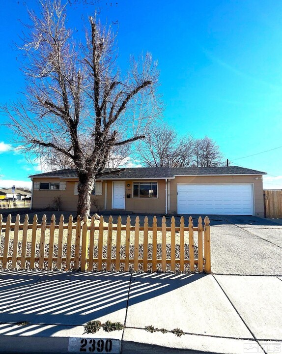 2390 Nelson Way in Sparks, NV - Building Photo