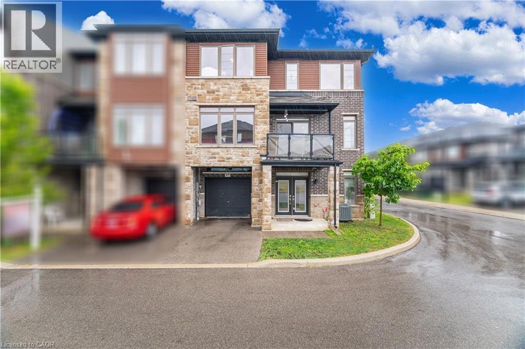 30 Times Square Blvd in Stoney Creek, ON - Building Photo
