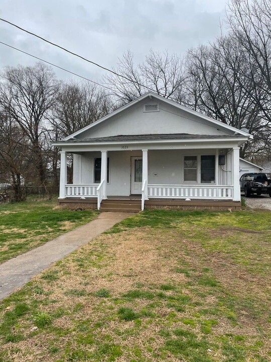 1025 W Mt Vernon St in Springfield, MO - Building Photo