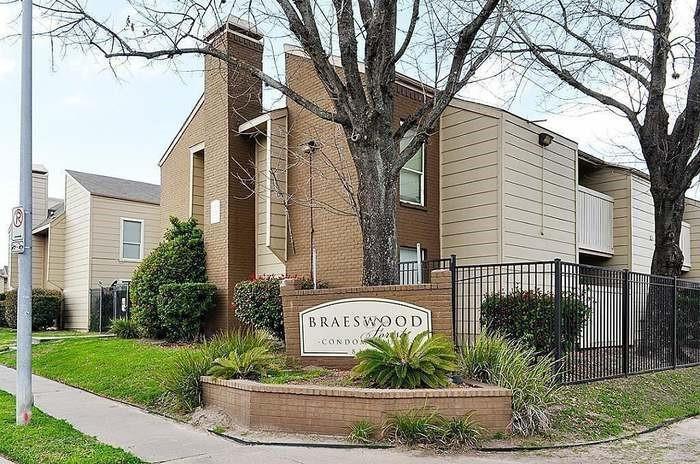 8100 Creekbend Dr in Houston, TX - Building Photo