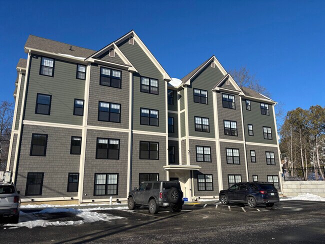 725-727 Central Ave, Unit 103 in Dover, NH - Foto de edificio - Building Photo