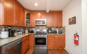 372 W Hazelwood Ave in Rahway, NJ - Building Photo - Building Photo