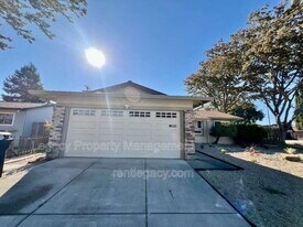 2459 Gulf Dr in Fairfield, CA - Building Photo