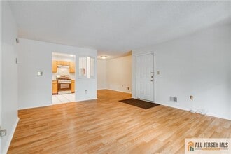35 Brighton Way in North Brunswick, NJ - Building Photo - Building Photo