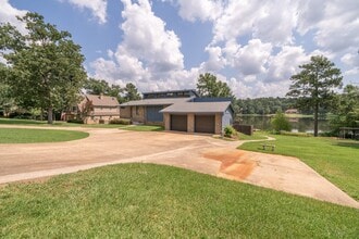 830 Forest Lake W in Longview, TX - Foto de edificio - Building Photo