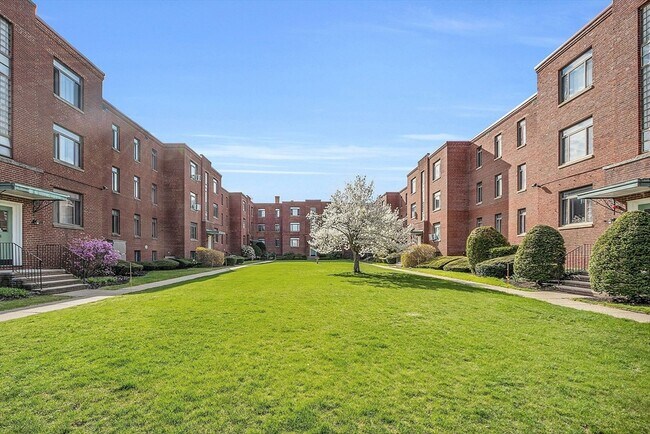 16 Ashland St in Worcester, MA - Building Photo - Building Photo