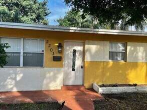 2201 N 56th Terrace in Hollywood, FL - Building Photo - Building Photo