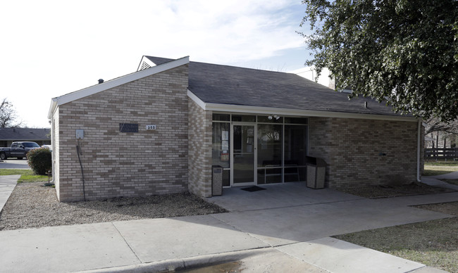 305 N Houston St in Royse City, TX - Foto de edificio - Building Photo