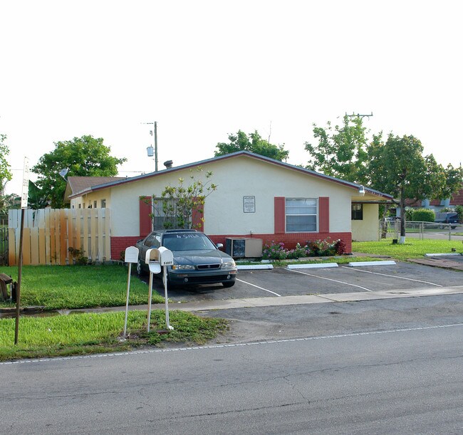 5861 NW 19th St in Fort Lauderdale, FL - Foto de edificio - Building Photo