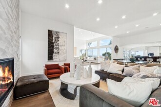 2600 Carman Crest Dr in Los Angeles, CA - Foto de edificio - Building Photo