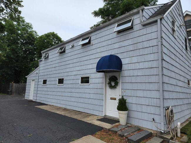463 Montauk Hwy, Unit 1R in West Islip, NY - Building Photo - Building Photo