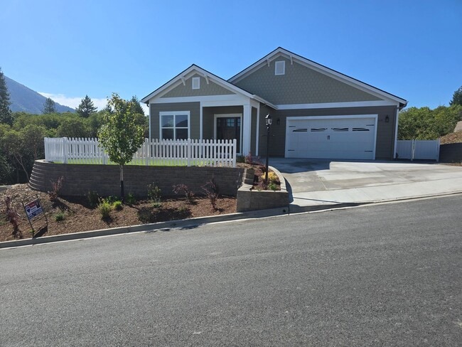 2121 SE Wyndham Way in Grants Pass, OR - Building Photo - Building Photo
