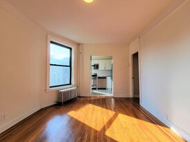 25-21 31st Ave in Queens, NY - Foto de edificio - Building Photo