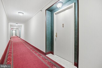 3713 S George Mason Dr, Unit 316 in Falls Church, VA - Building Photo - Building Photo