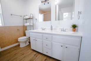 5648 Berkshire Dr in Los Angeles, CA - Building Photo