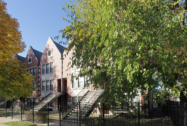 526-530 E Bowen Ave in Chicago, IL - Foto de edificio - Building Photo