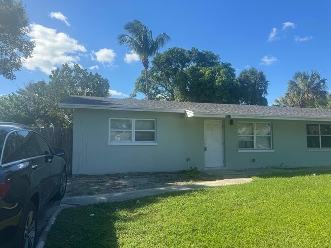 8817 Dania Dr in Palm Beach Gardens, FL - Building Photo - Building Photo