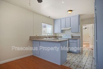 5553 Adobe Falls Rd in San Diego, CA - Building Photo - Building Photo