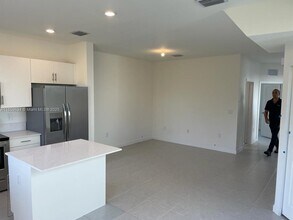 945 NE 211th St in North Miami Beach, FL - Building Photo - Building Photo