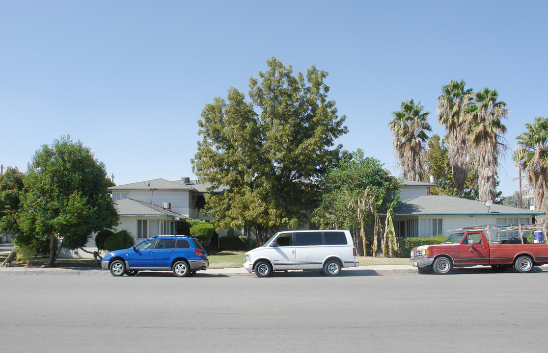 2301 E St in Bakersfield, CA - Foto de edificio