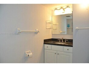 3129 Oakland Shores Dr in Oakland Park, FL - Building Photo - Building Photo