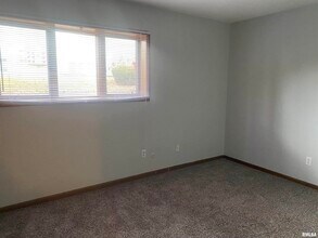 3240 Parkwild Dr-Unit -1C in Bettendorf, IA - Building Photo - Building Photo