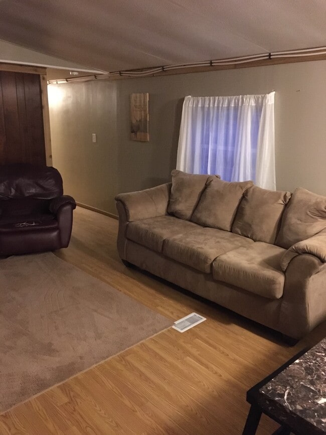 35500 Holloway Rd in Flushing, OH - Foto de edificio - Building Photo