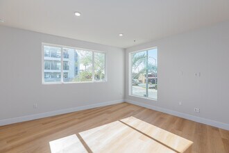 Pacific Heights II in San Diego, CA - Building Photo - Interior Photo