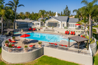 Versailles on the Lake Apartments in Santa Ana, CA - Foto de edificio - Building Photo