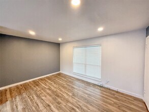 4811 Live Oak St, Unit 202 in Dallas, TX - Building Photo - Building Photo