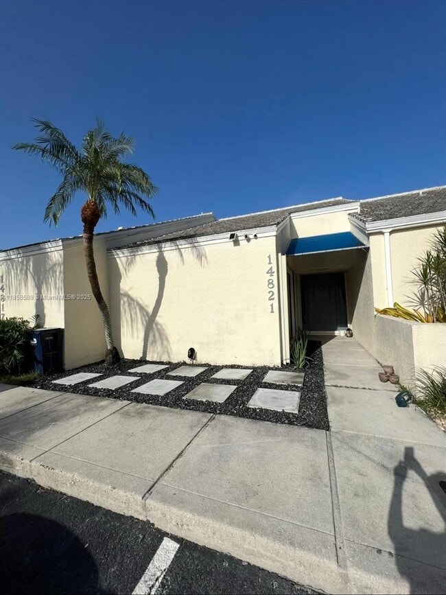 14821 SW 125th Pl in Miami, FL - Foto de edificio - Building Photo