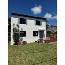 1136 SW 12th Ct in Miami, FL - Foto de edificio - Building Photo