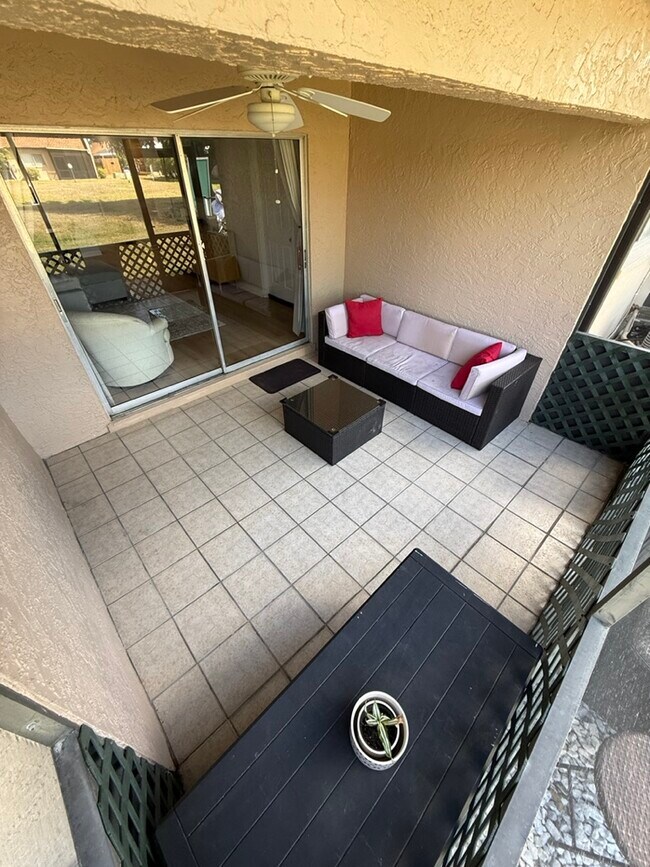 9311 Lennex Ln in Ft. Myers, FL - Foto de edificio - Building Photo