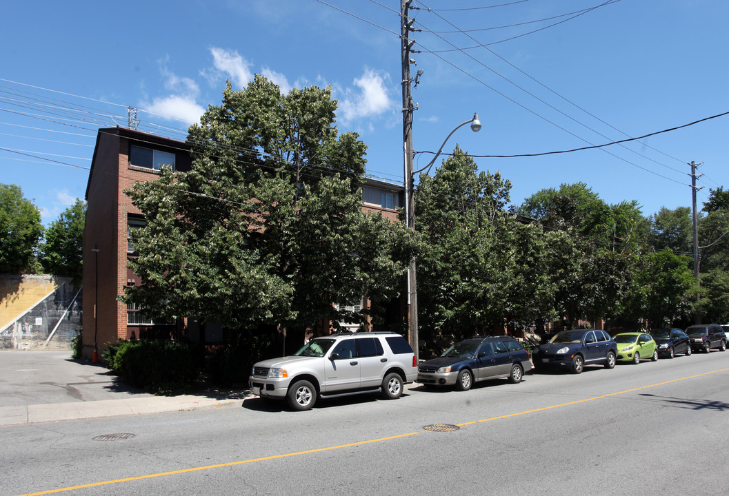 118-134 Dupont St in Toronto, ON - Building Photo