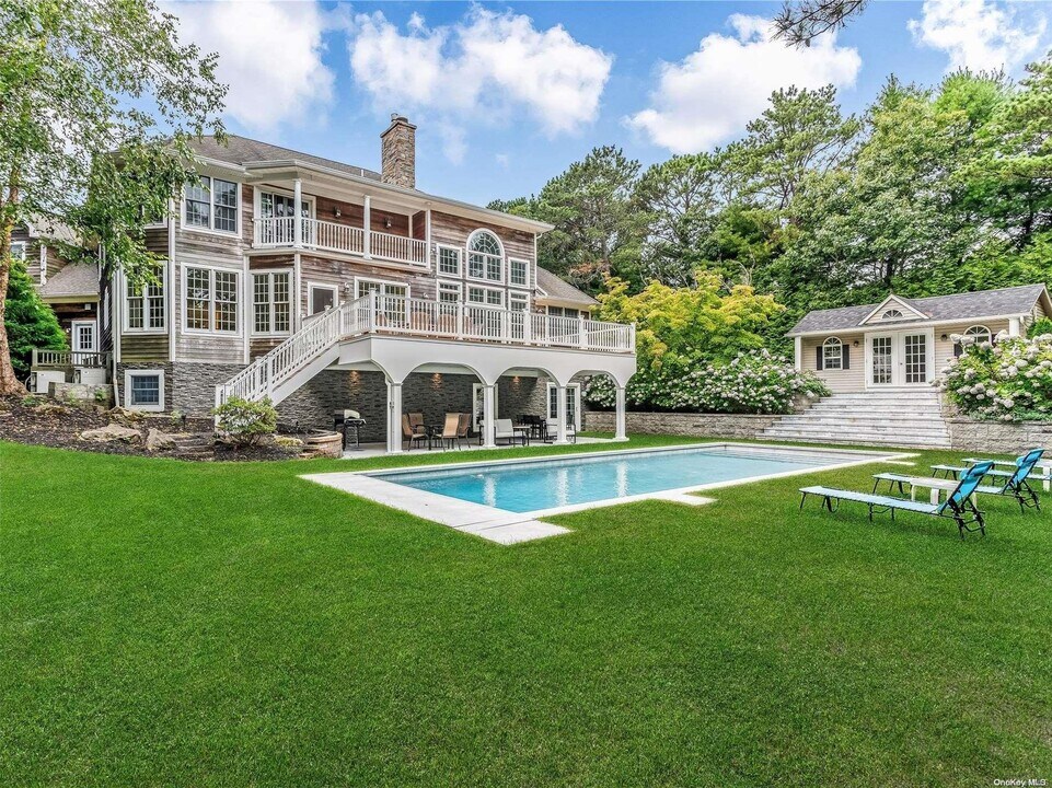 71 Corbett Dr in East Quogue, NY - Foto de edificio