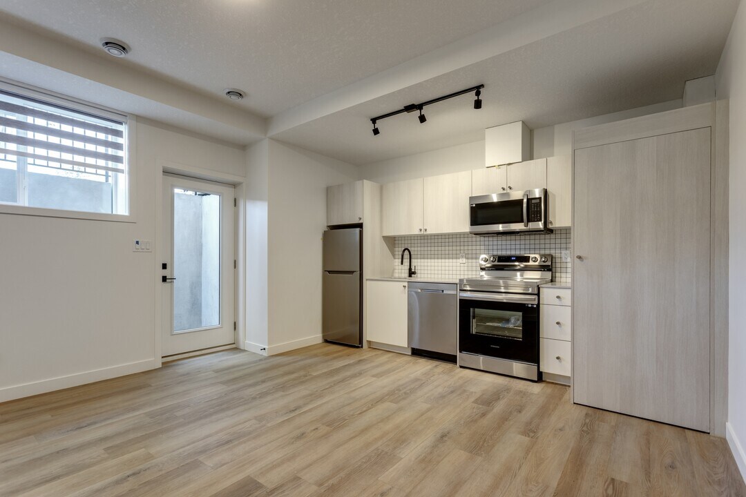 11711-11131 131 Ave NW in Edmonton, AB - Building Photo