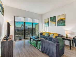 2121 Holcombe Blvd in Houston, TX - Building Photo - Building Photo