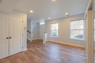904 Crestfield Dr in Rockville, MD - Building Photo - Building Photo