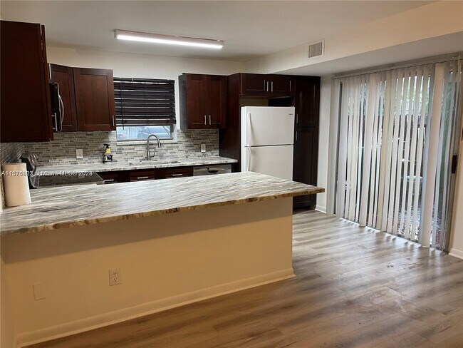 2806 S University Dr, Unit 1 in Davie, FL - Building Photo - Building Photo