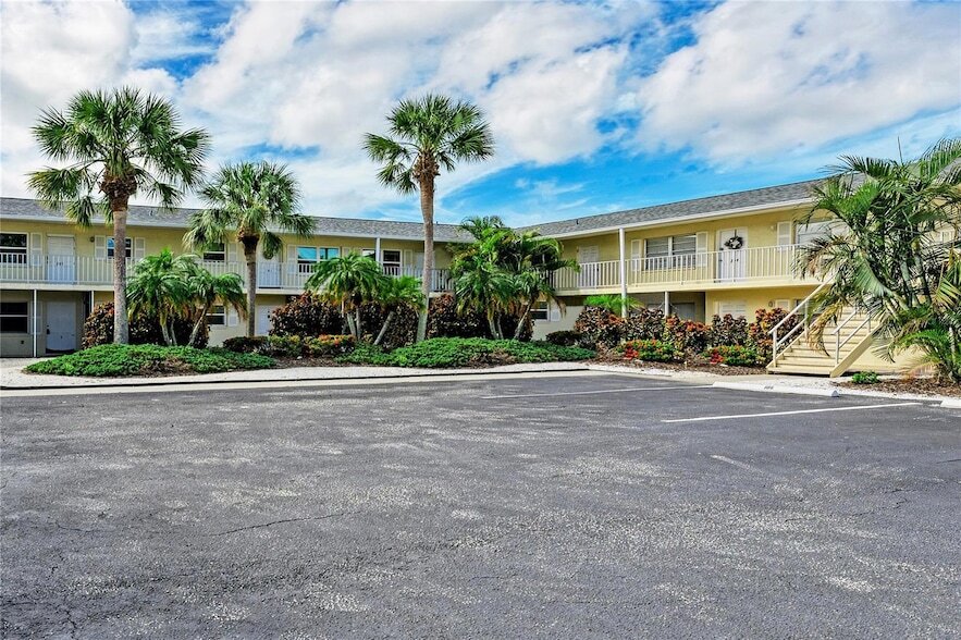 370 Base Ave E, Unit 208 in Venice, FL - Foto de edificio