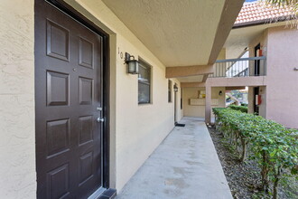 21895 Lake Forest Cir in Boca Raton, FL - Building Photo - Building Photo