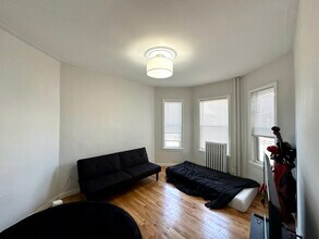 157 E Cottage St, Unit 1 in Boston, MA - Foto de edificio - Building Photo