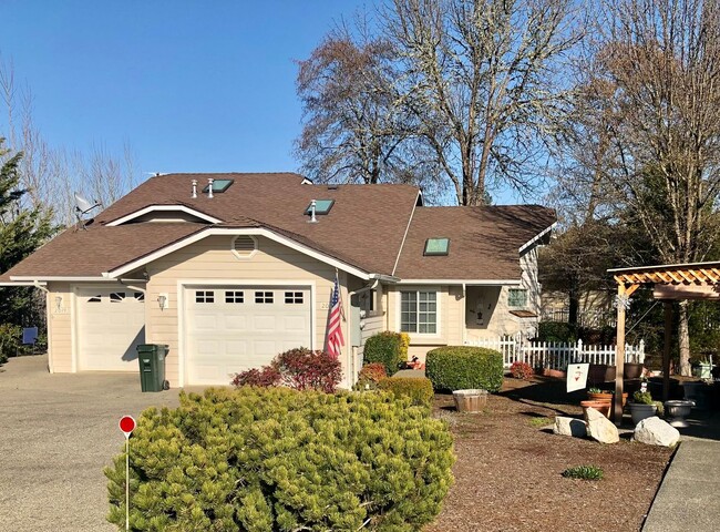 2019 Duke Ct-Unit -2019D in Grants Pass, OR - Building Photo - Building Photo