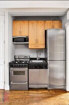 566 Hudson St, Unit 5 in New York, NY - Building Photo