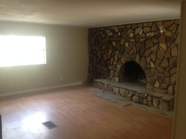 3301 Diana Dr in Zephyrhills, FL - Foto de edificio - Building Photo