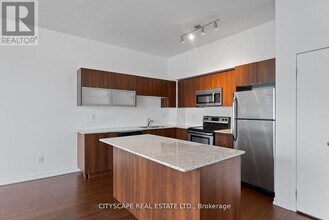 59-2459 E Liberty St in Toronto, ON - Building Photo - Building Photo