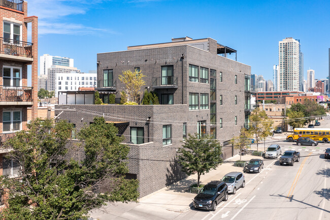 440 N Halsted St in Chicago, IL - Foto de edificio - Building Photo